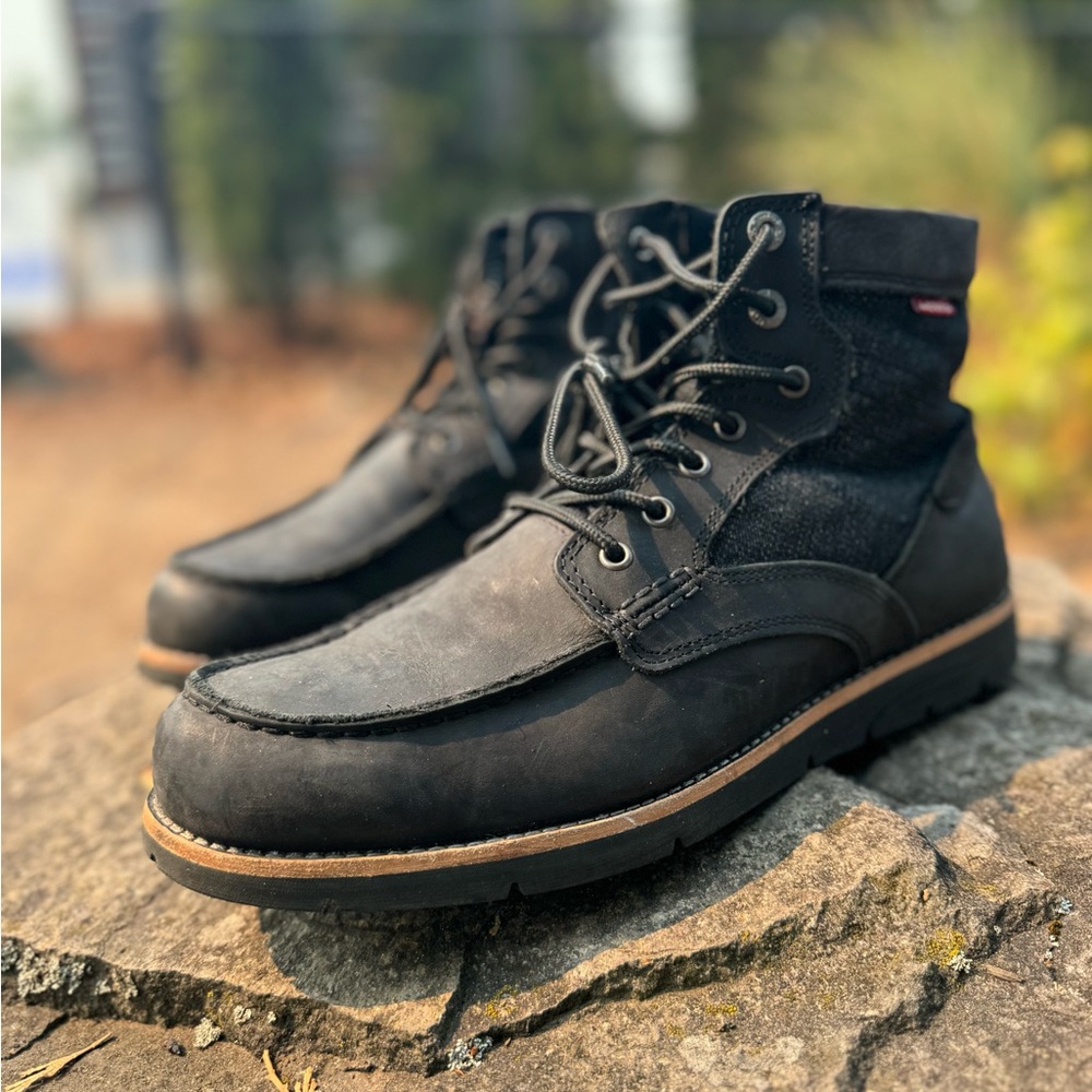 Size 11 Levi’s black boot